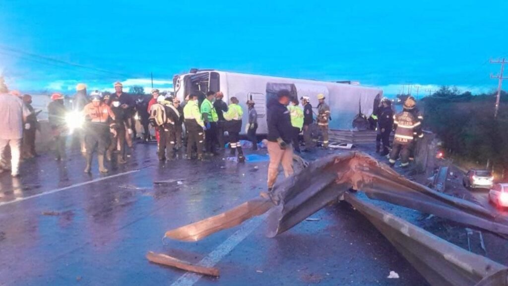 Accidente de camión de transporte público cobra la vida de 8 pasajeros