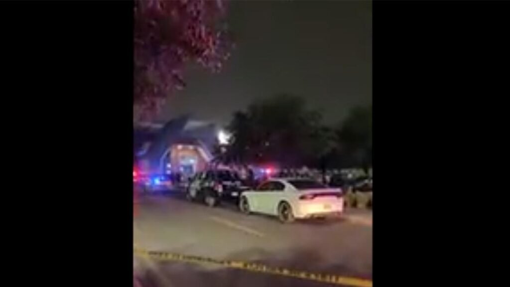 Asesinan a dos hombres mientras aguardaban en un estacionamiento de un centro comercial