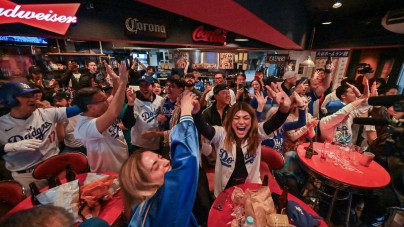 Celebración desbordante: los seguidores de los Dodgers festejan en Los Ángeles su octava victoria en la Serie Mundial