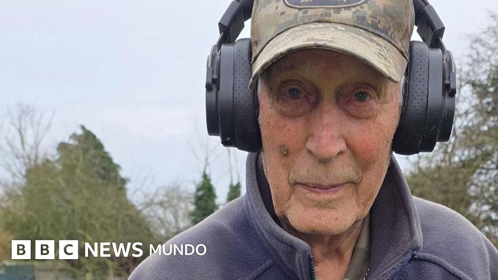 Descubrí una espada que alguien sostiene con una mano