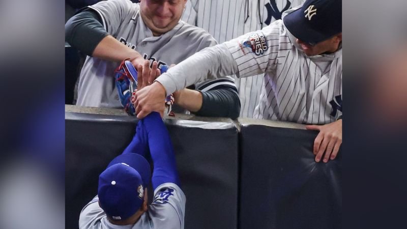 Dos aficionados de los Yankees fueron echados del estadio al intentar impedir un out de Mookie Betts
