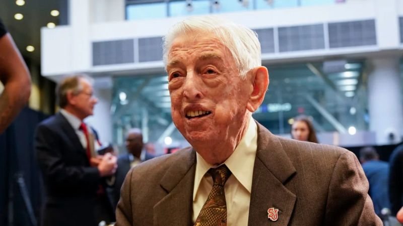 Fallece Lou Carnesecca, legendario entrenador del Salón de la Fama del Baloncesto, a los 99 años tras 24 temporadas en St. John's