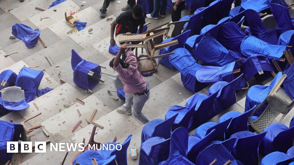 Hinchas furiosos lanzan sillas y botellas durante un evento de Messi en India