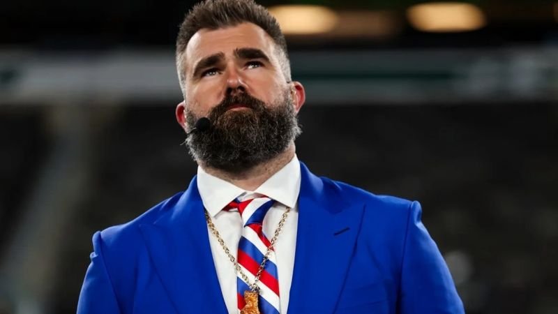 Jason Kelce se disculpa tras arrojar un teléfono celular en respuesta a un insulto homofóbico de un fan