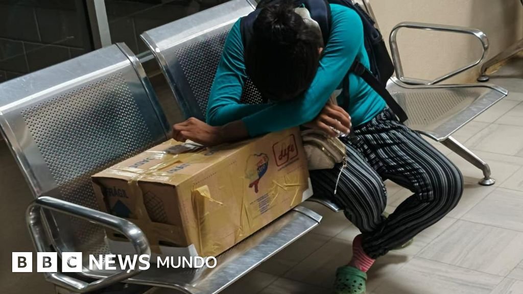La impactante imagen de una madre recibiendo el cuerpo de su bebé en una caja de cartón y su reflejo de la crisis de salud en Ecuador.