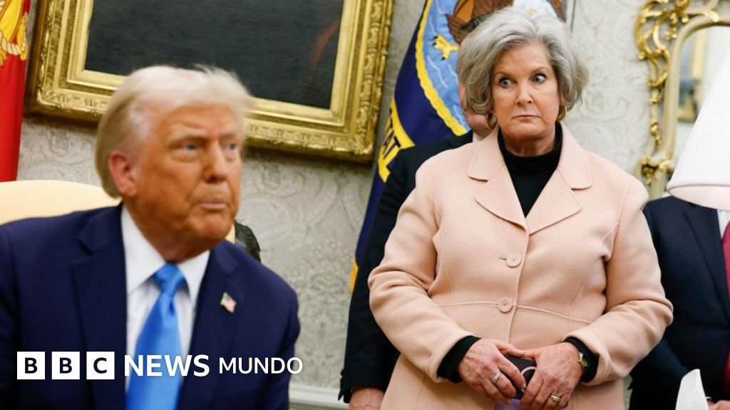 La jefa de gabinete de Trump denuncia a Vanity Fair por tergiversar sus declaraciones sobre el presidente y su equipo gubernamental.