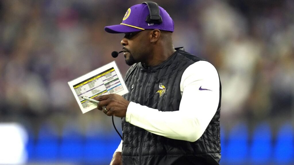Los Vikings buscan mantener al coordinador defensivo Brian Flores