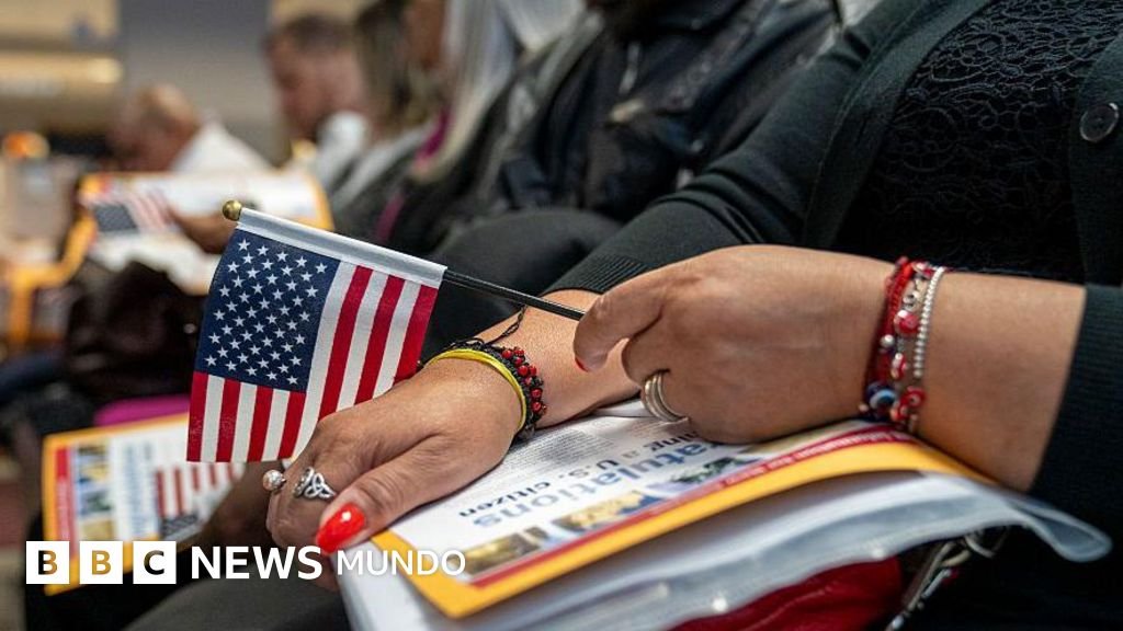 Los migrantes en limbo: el impacto de la cancelación de su ceremonia de ciudadanía por el gobierno de Trump