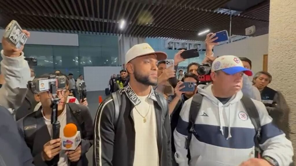 ¿Qué está impidiendo que Miguel Borja firme autógrafos del Cruz Azul?