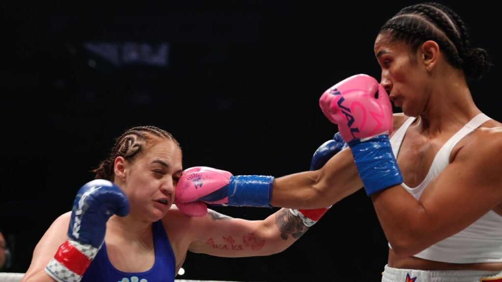 Amanda Serrano vence a Téllez y defiende su corona de peso pluma