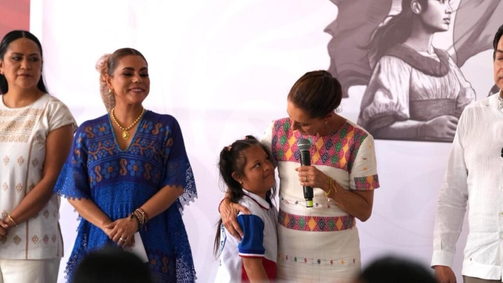 Claudia Sheinbaum entrega las tarjetas de la Beca Rita Cetina en Tecpan de Galeana, Guerrero