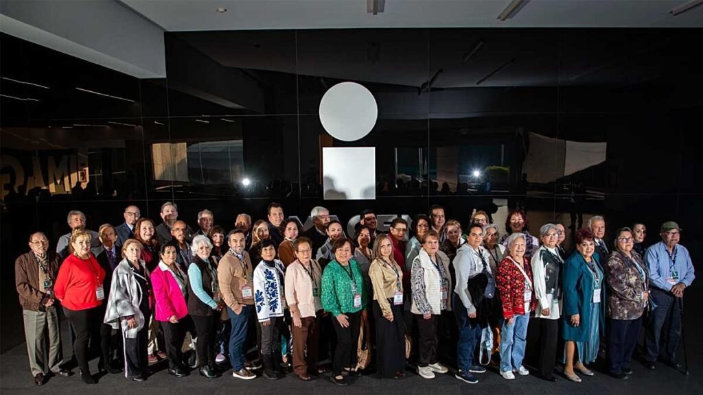 Excélsior abraza a sus suscriptores con una visita al Periódico de la Vida Nacional