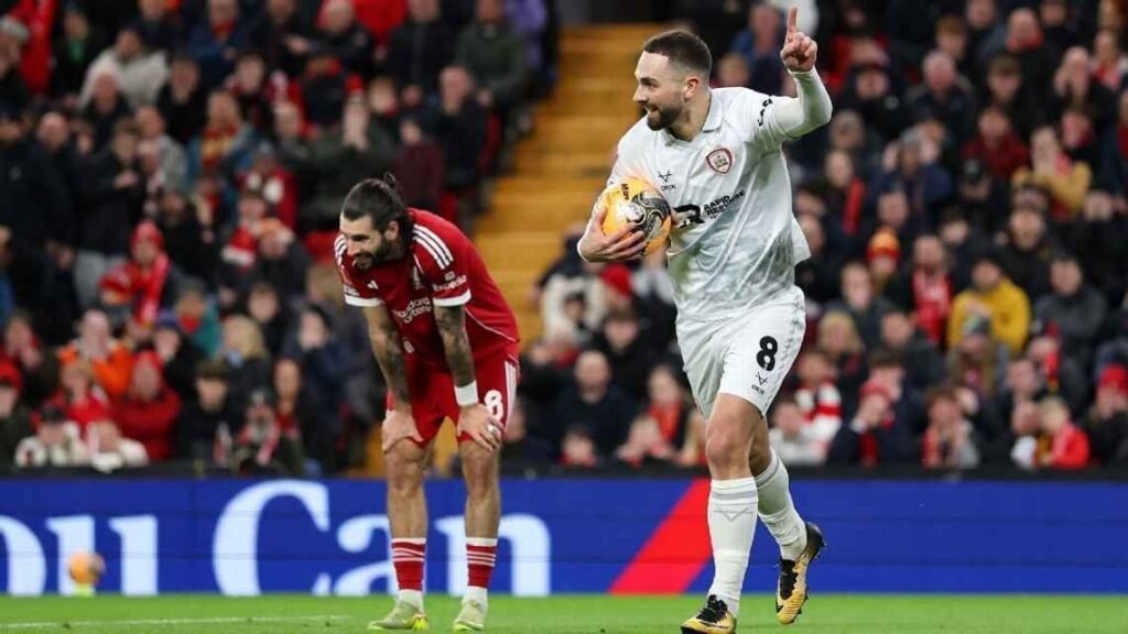 Liverpool: Robertson cuestiona la actuación de un compañero