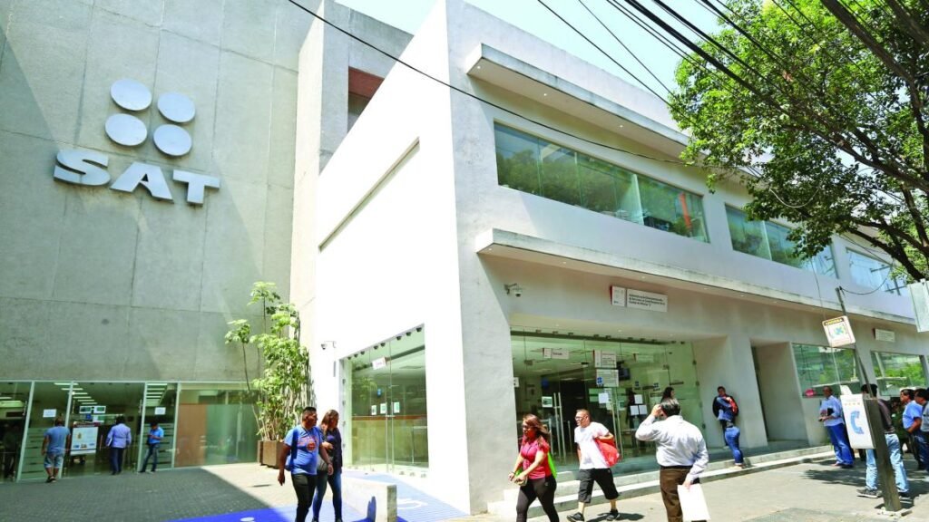 SAT presenta denuncia contra mil 63 defraudadores fiscales