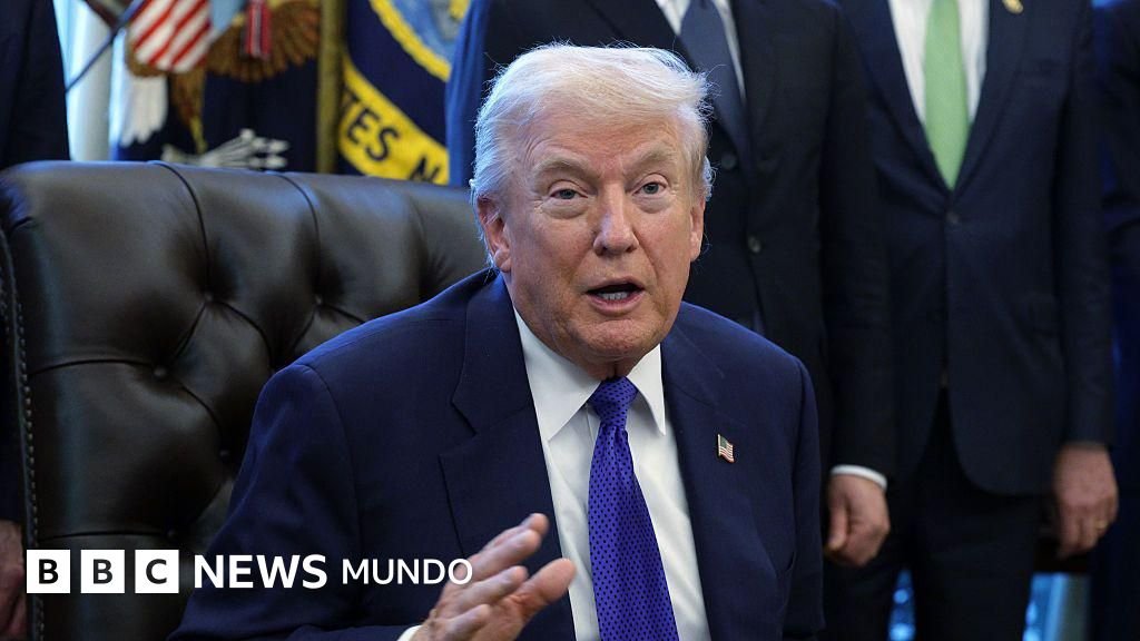 Trump publica y luego quita un video que retrata a Barack y Michelle Obama como simios