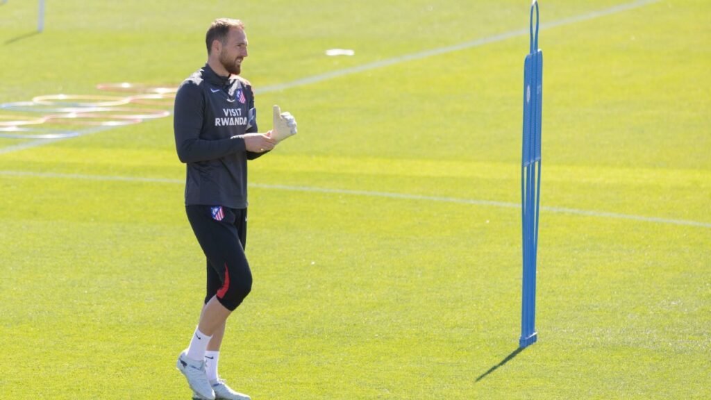 El Atlético confirma la ausencia de 4 jugadores ante el Barcelona, aunque contará con Oblak y Obed Vargas.