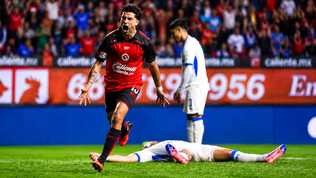 Gil Mora se convierte en héroe y los Xolos vencen a Cruz Azul en la frontera