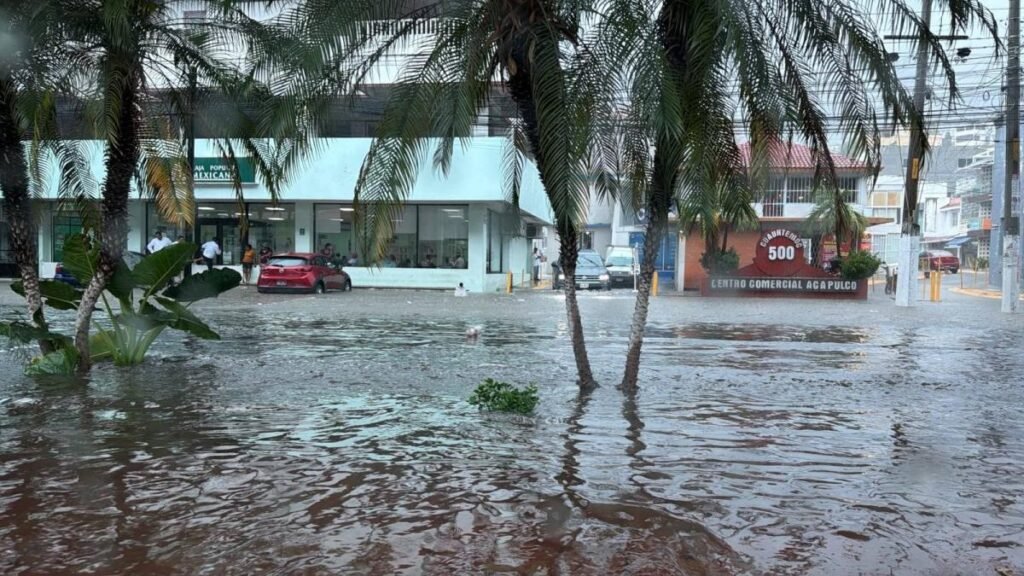 Gran tormenta en Acapulco causa la muerte de una mujer y severas inundaciones