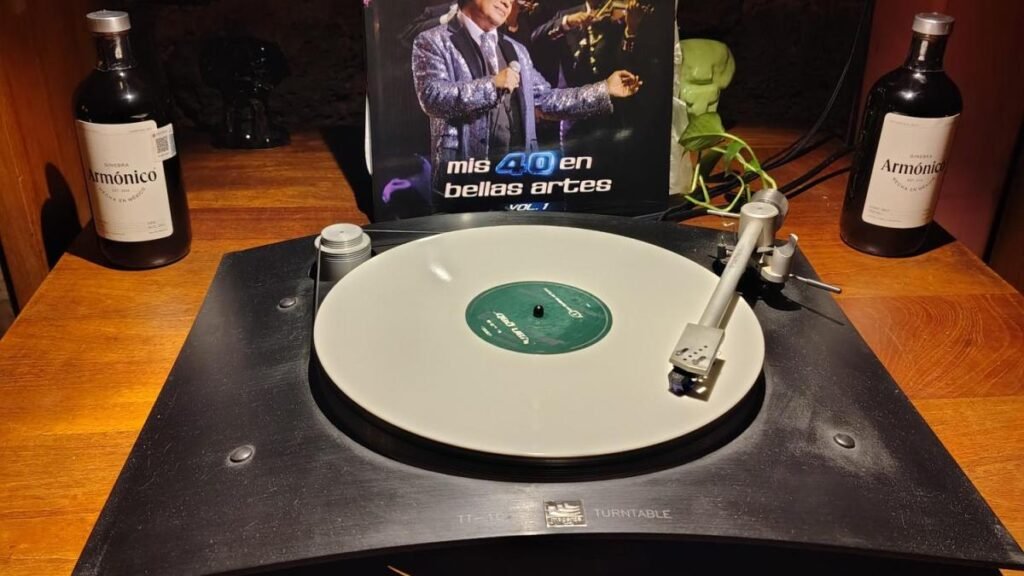 Juan Gabriel: un brindis entre tequila y mezcal