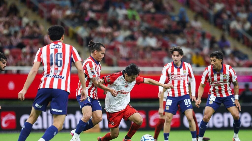 La hinchada de Chivas se deslumbró con Gilberto Mora