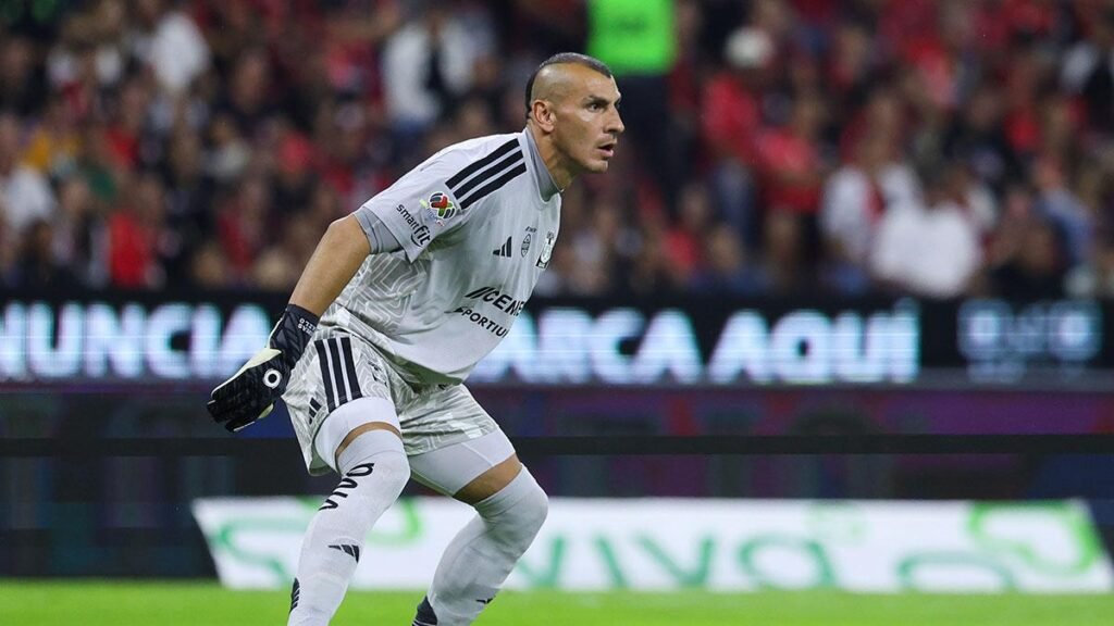 Nahuel Guzmán se anticipó y terminó encajando un gol inesperado.