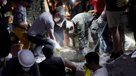 Rescate en marcha tras el terremoto de 7,4 grados que cobra la vida de al menos 132 personas y deja más de 500 heridos en Colombia
