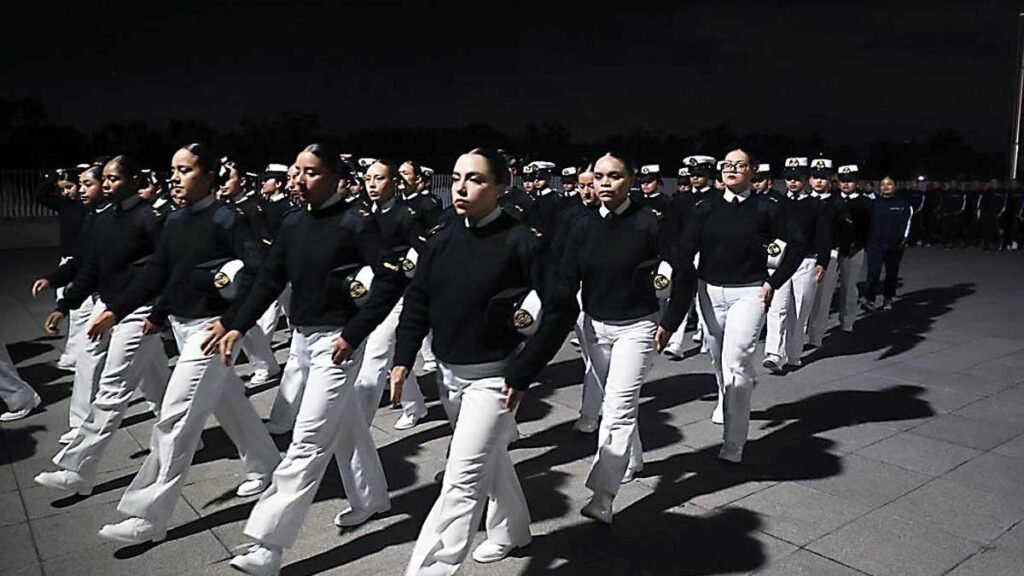 Así se inicia la formación de los cadetes de la Semar para el desfile militar.