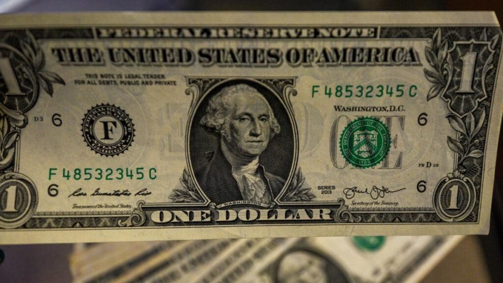 El peso se fortalece frente al dólar tras la baja en los precios del petróleo