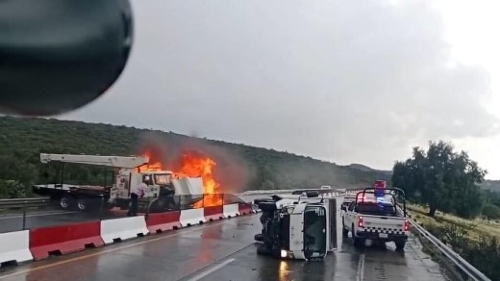 Grúa fuera de control se incendia en el Arco Norte; un hombre salva su vida de milagro | VIDEO