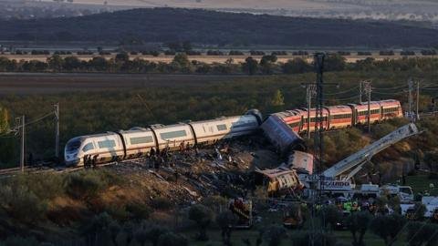 Al menos 68 fallecidos en un accidente de trenes de alta velocidad en España por una decisión "incomprensible" del centro de control