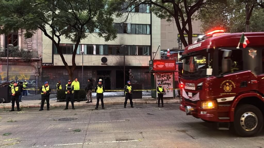 Explosión y incendio sacuden un edificio en la avenida Juárez, en el corazón de la CDMX