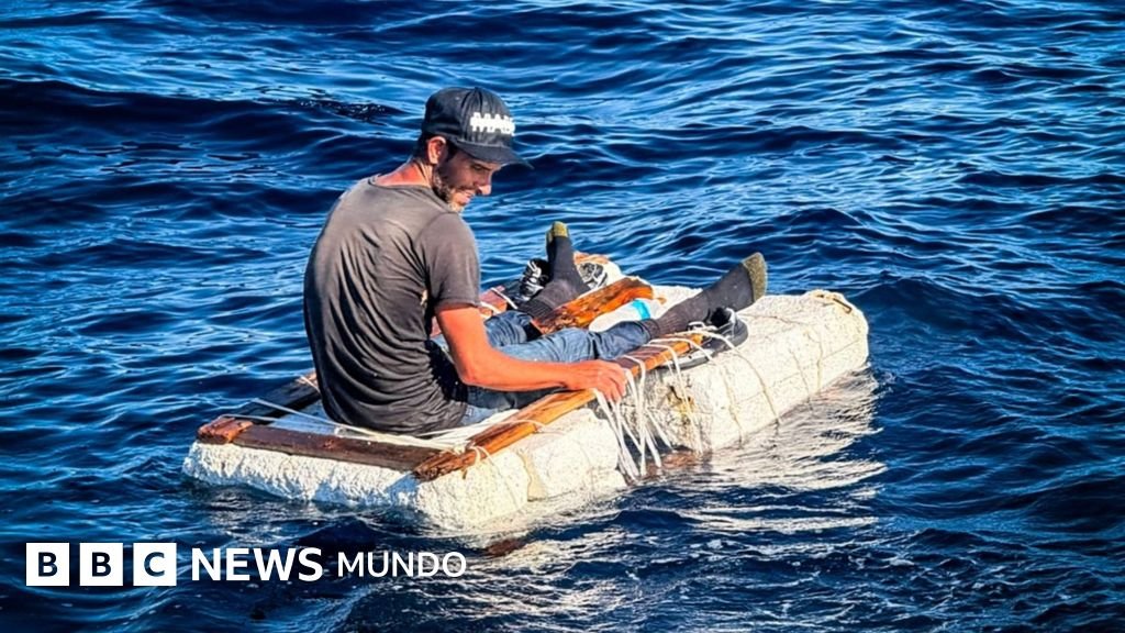 La poderosa imagen de un migrante cubano en una frágil balsa frente a las costas de Florida