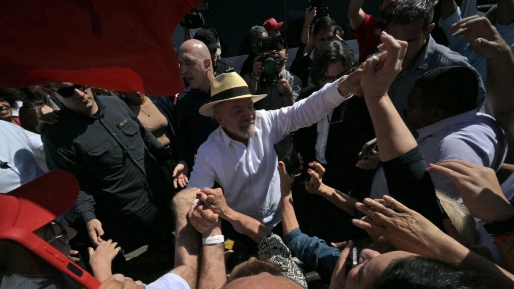 Lula emite su voto y reflexiona sobre “democracia y barbarie”; Bolsonaro promete liberar al pueblo.