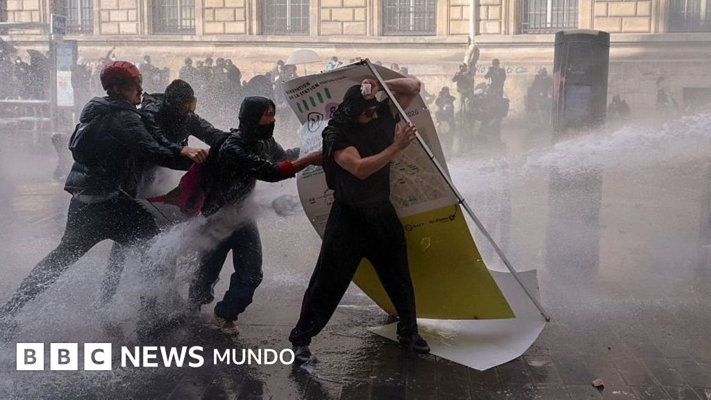 Protestas masivas en Francia: Un edificio en llamas y más de 270 arrestos por la educación y el costo de vida