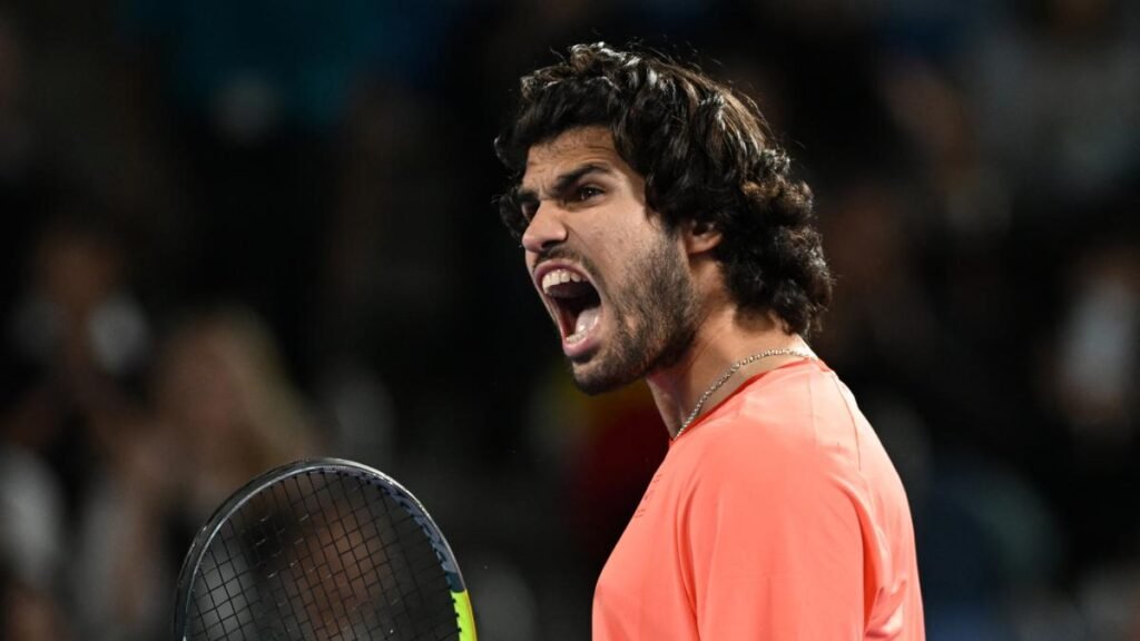 ¡Carlos Alcaraz brilla en Tokio! Realiza una impresionante remontada frente a Jaume Munar y pone fin a su sequía de finales.